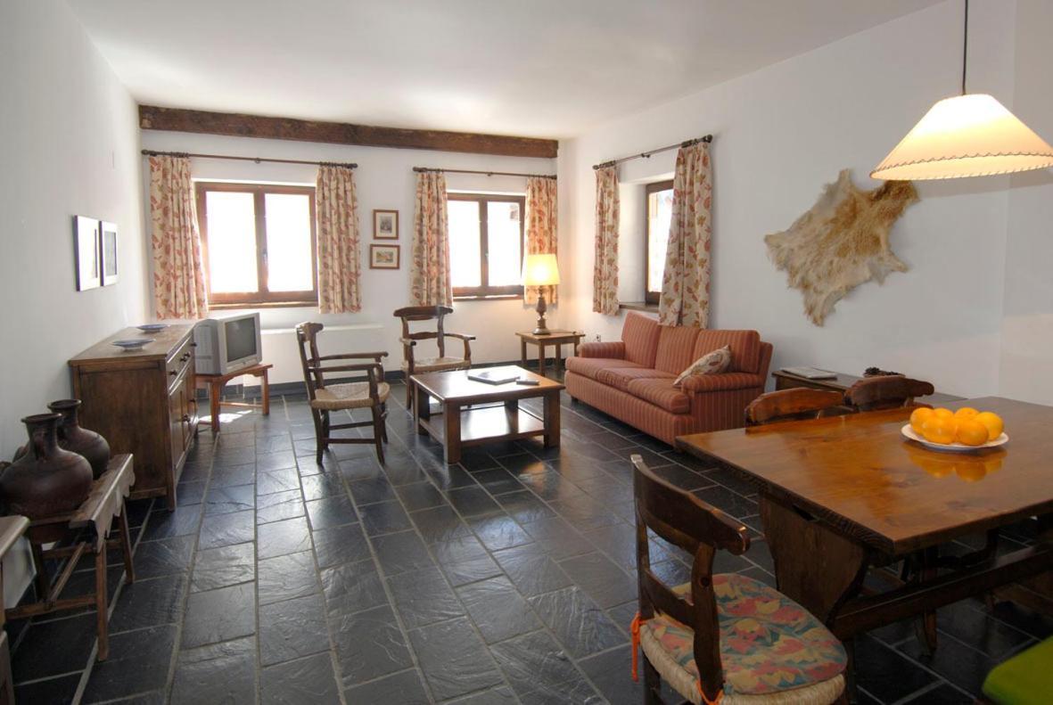 Apartamentos Linsoles Eriste Esterno foto