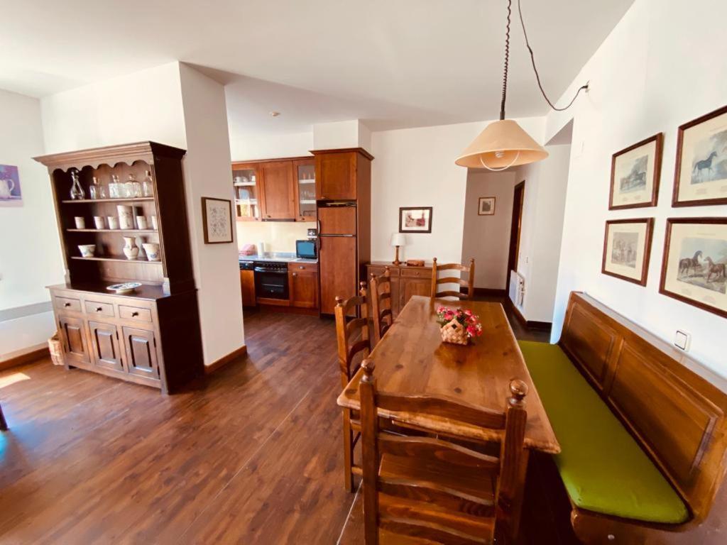 Apartamentos Linsoles Eriste Esterno foto